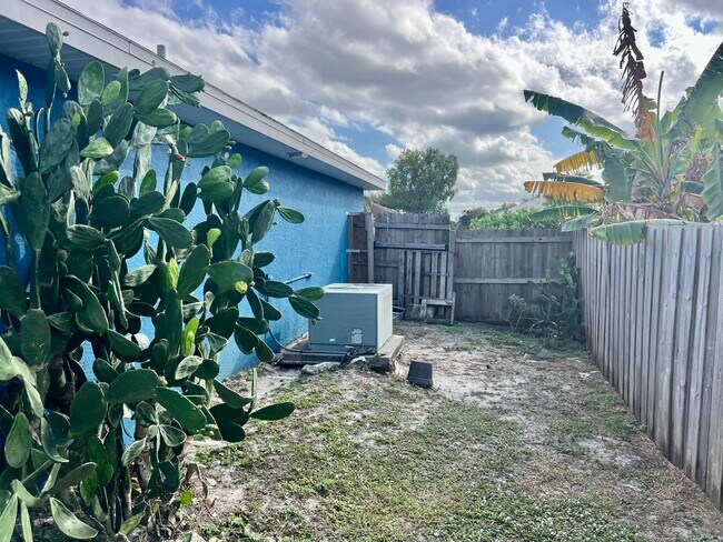 Building Photo - 701 SW Sarazen Ave