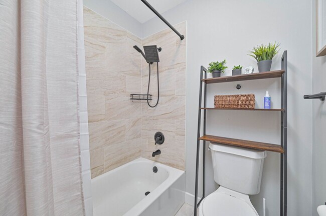 Building Photo - 6386 Royal Woods Dr