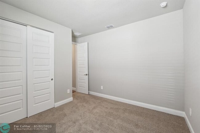 Building Photo - 9041 Dahlia Cir