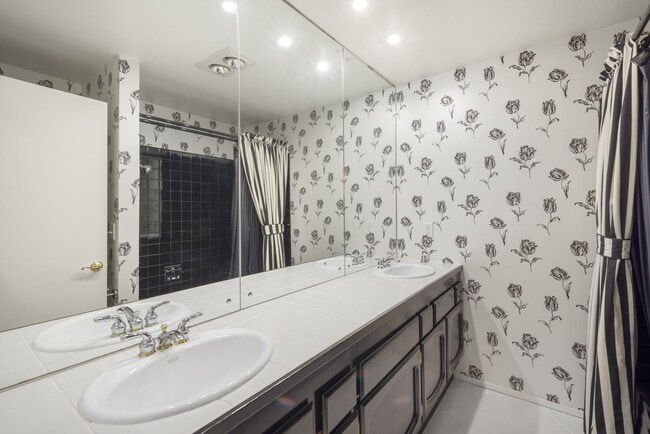 Building Photo - 2bd/1.75ba Bellevue Condo