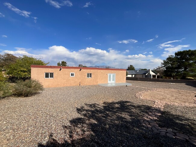 Building Photo - 3 Bedroom Single Story Home Available Near...