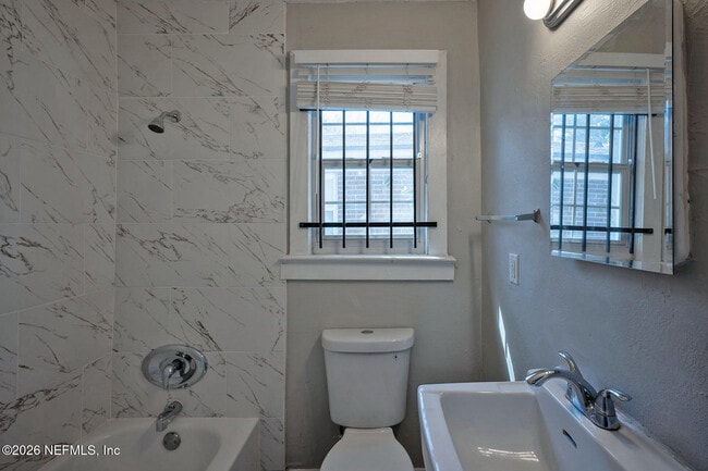 Building Photo - 2036 W 11th St