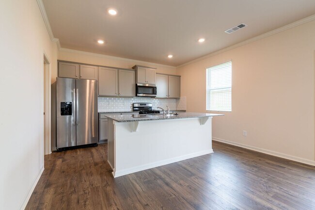 Building Photo - Spacious Family Home for Rent in Fairburn,...