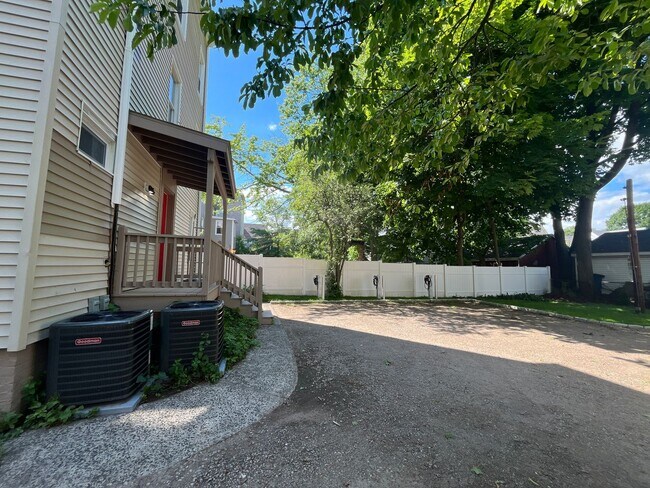 Building Photo - 69 Edwards St