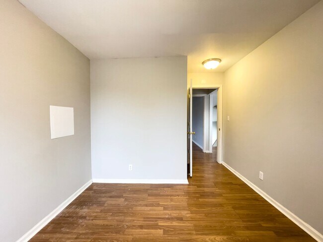 Building Photo - PRELEASING for AUGUST! Pet-Friendly 4BR Walk to Ball State, in unit Washer/dryer and hardwood flo...