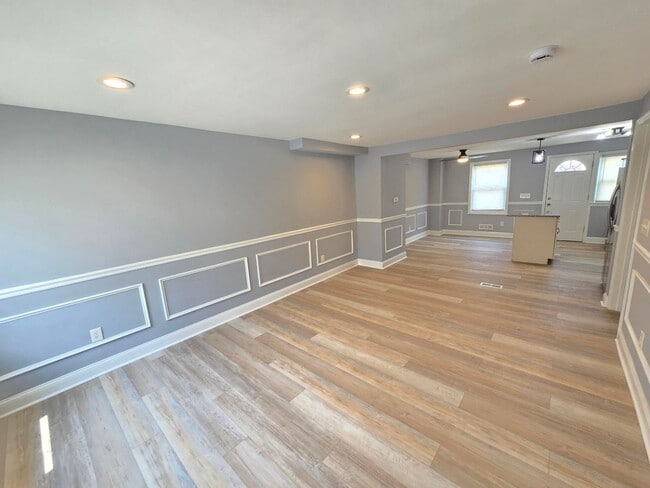 Building Photo - Beautiful 4 Bedroom 2 Bathroom East Baltim...