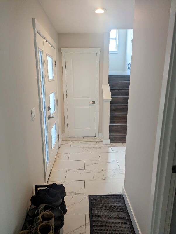 Building Photo - 957 W 12th Ave