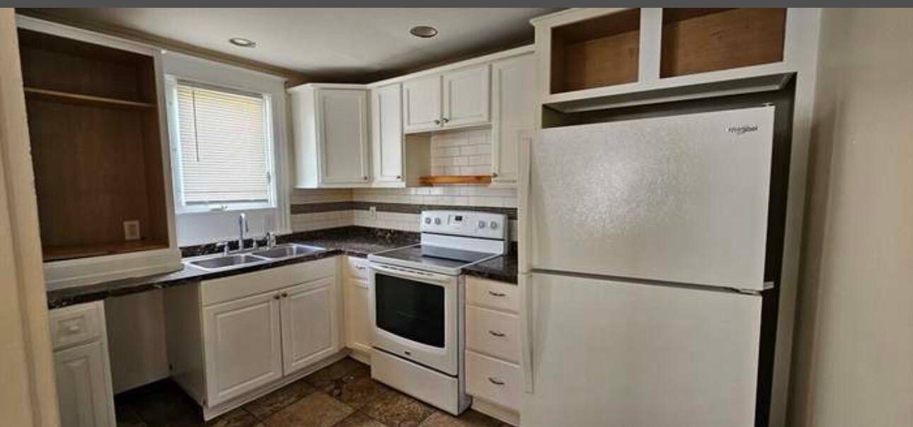 Kitchen - 5 Maple Ter