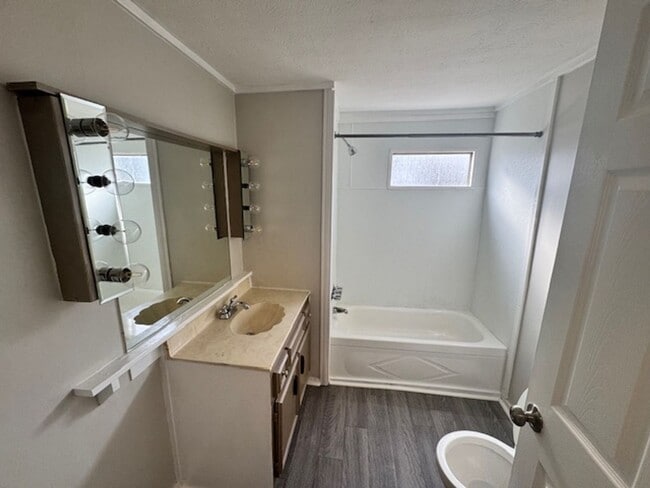 Building Photo - 376 Hines Rd