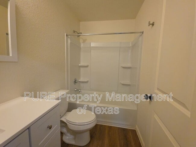 Building Photo - 2002 W 2nd St