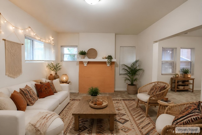 Interior Photo - Sailor 7811