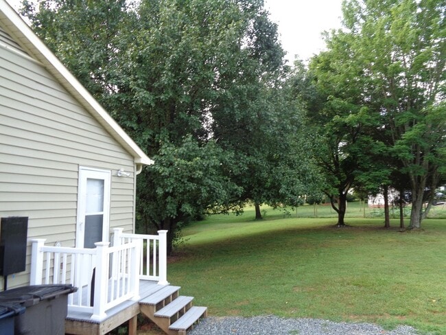 Building Photo - Cute House-Nice Sized Yard!