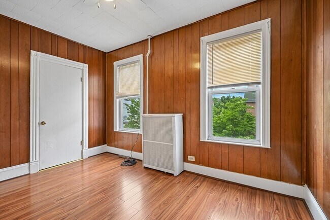 Building Photo - 154 Glen St