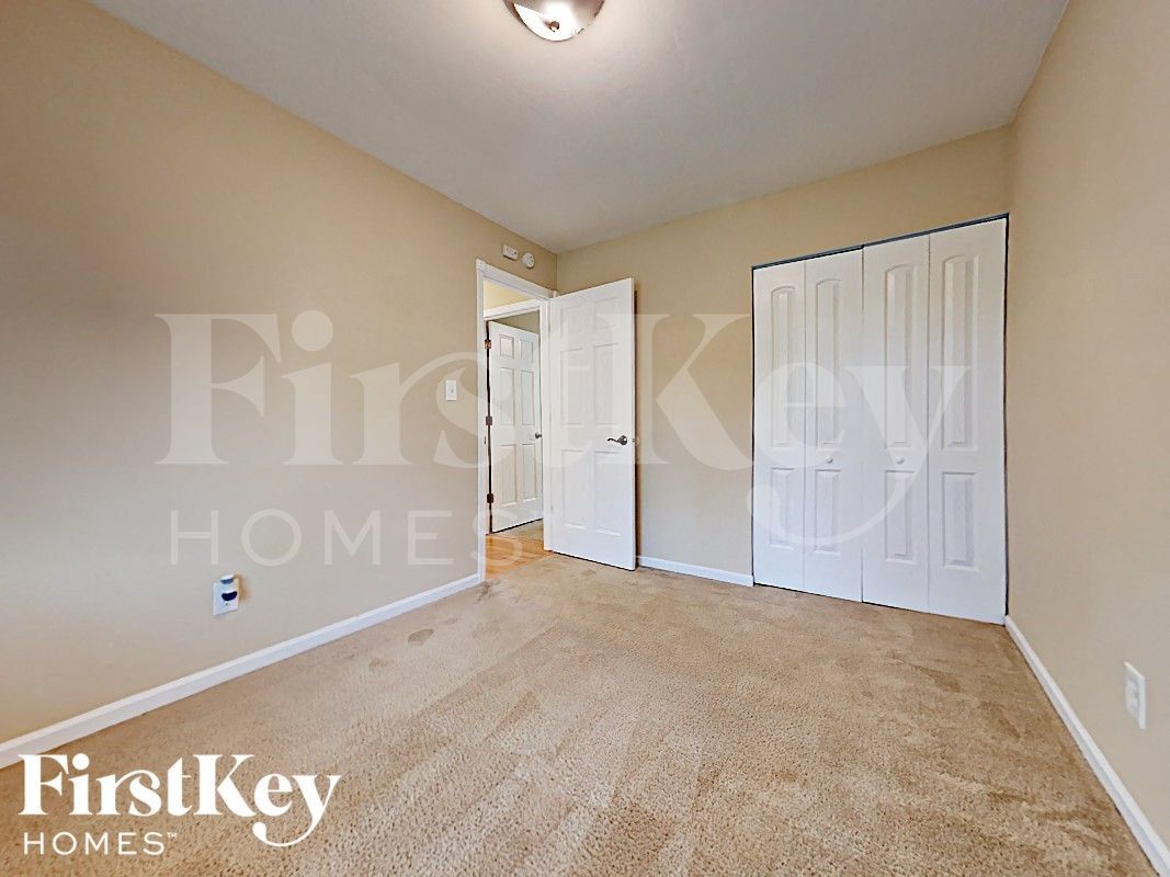 Building Photo - 786 N Shore Dr