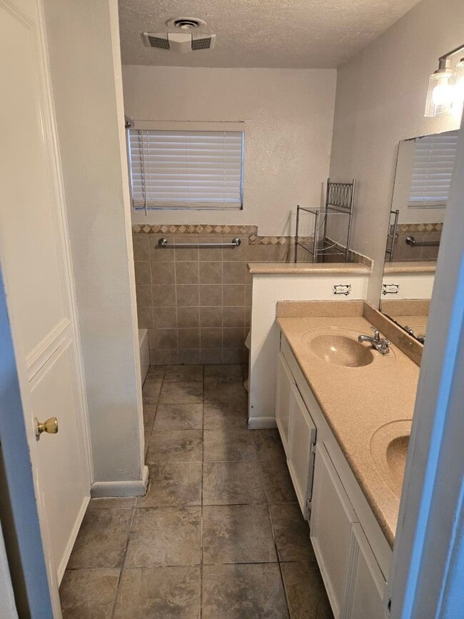 Building Photo - 5427 Heatherbrook Dr