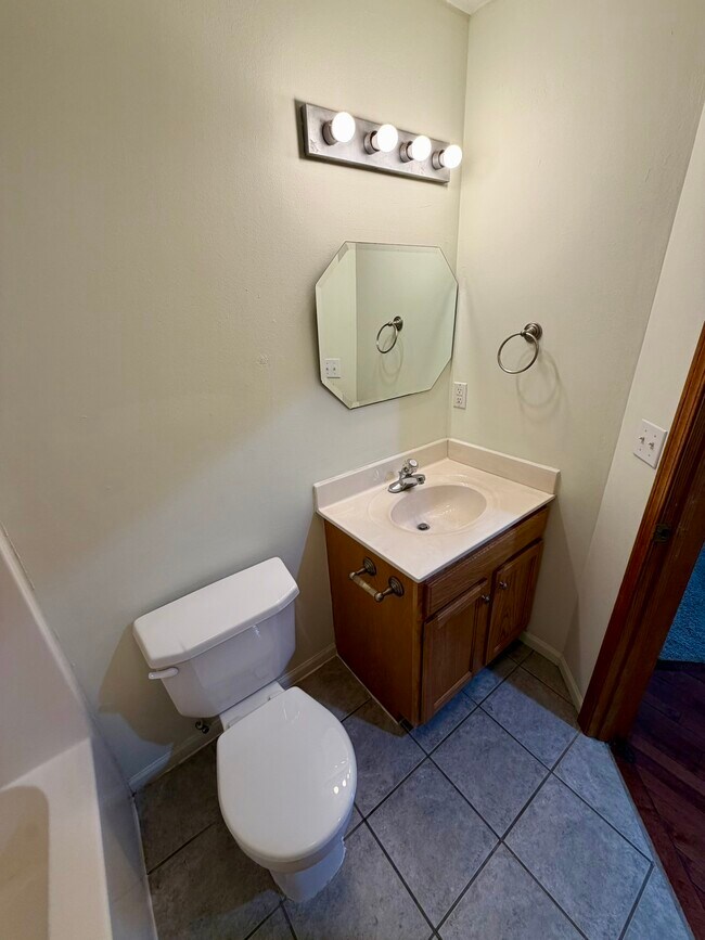 Building Photo - 571 SE 115th Rd