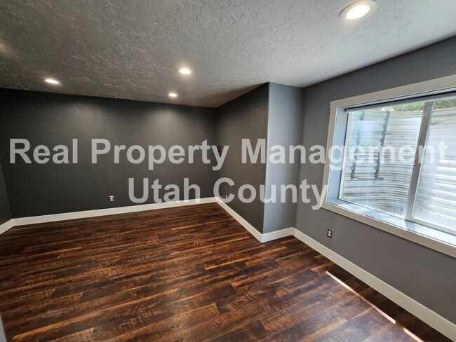 Building Photo - Townhome in Orem 3 bedroom 3.5 bathrooms
