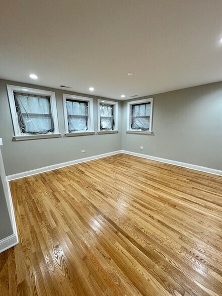 Building Photo - 3647 N Marshfield Ave