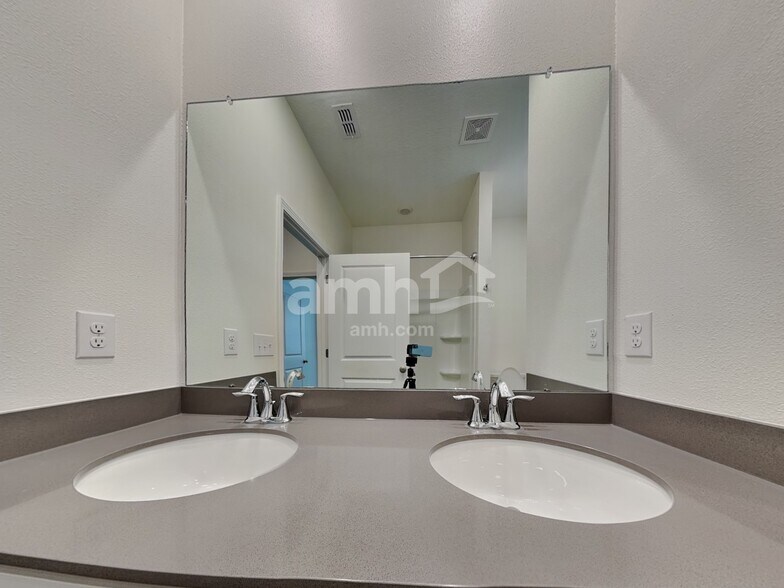 Building Photo - 27592 St Andrews Ave