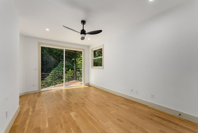 Building Photo - 335 Eureka Dr NE