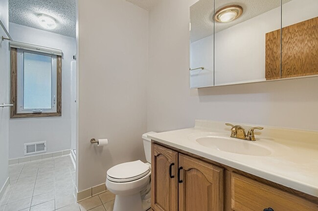 Building Photo - 815 Lakeview Dr