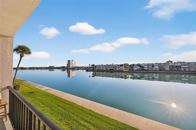 Building Photo - 7625 Sun Island Dr S