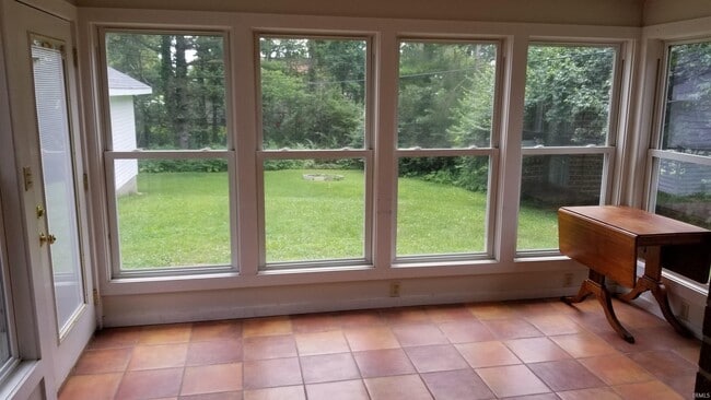 Building Photo - 1025 Hillcrest Rd