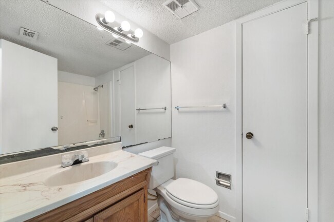 Building Photo - 15919 Golf Club Dr