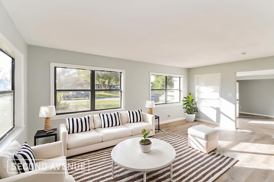 Building Photo - 7333 Roslyn Rd