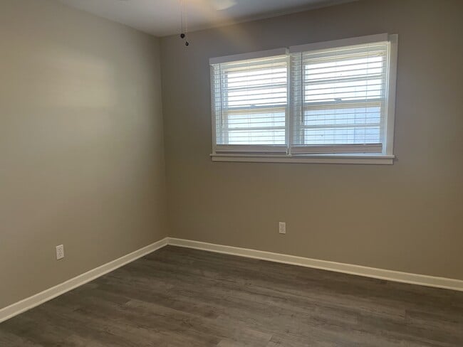 Building Photo - 1708 E 2nd St