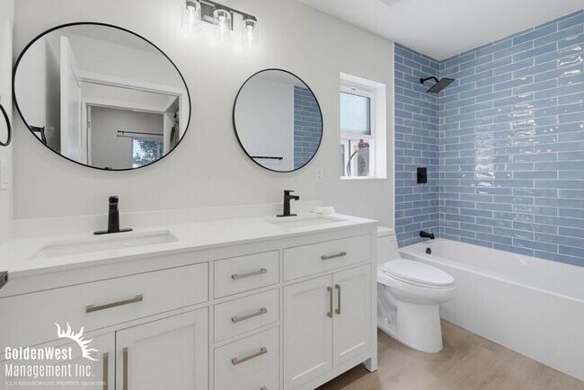 Building Photo - Beautifully Updated 1Bdm 1Ba Apartment with Private Rooftop Deck & Stunning Views!