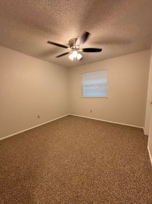 Building Photo - 912 Vaughn Dr