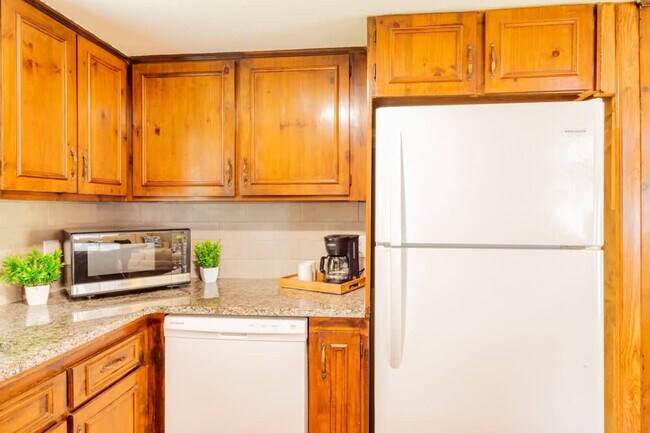 Building Photo - 3912 Crestview Dr