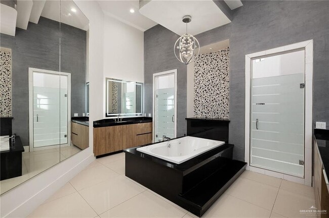 Building Photo - 45 Travis St