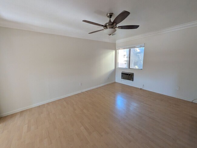Building Photo - 2 Bedroom Townhome with Balcony & Unbeatable Mission Valley Location!