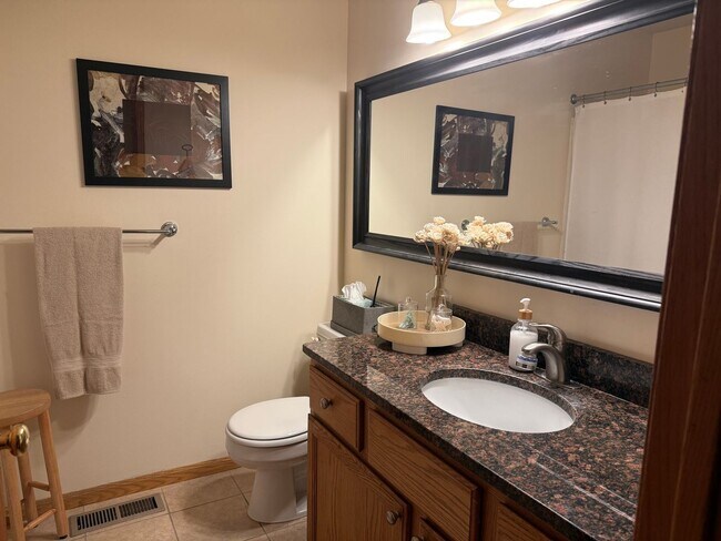 Building Photo - 2 Bed | 1.5 Bath Townhome with Attached Garage- Apple Valley -Available NOW