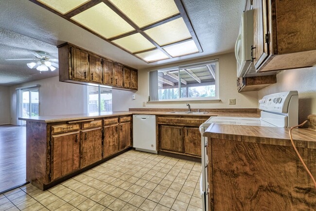 Building Photo - 4 bedroom 2 1/2 bath house in Yuba City
