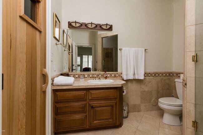 Building Photo - 7421 N Las Brisas Ln