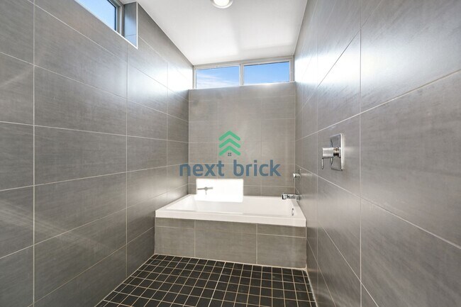 Building Photo - 3 BED & 2.5 BATH SINGLE FAMILY HOUSE FOR RENT