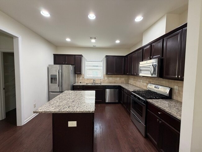 Building Photo - Master Bedroom on Main Floor