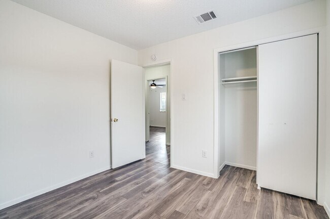 Building Photo - 616 Greenlawn Blvd