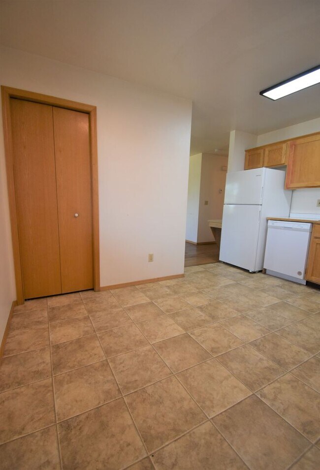 Building Photo - 3BD, 1BA Top Floor Unit