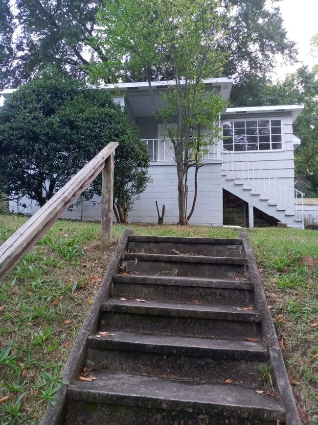 Building Photo - Newly Renovated 2 Bedroom Single Family Home