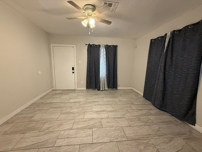 Building Photo - Central Bakersfield House Ready to move in!!!