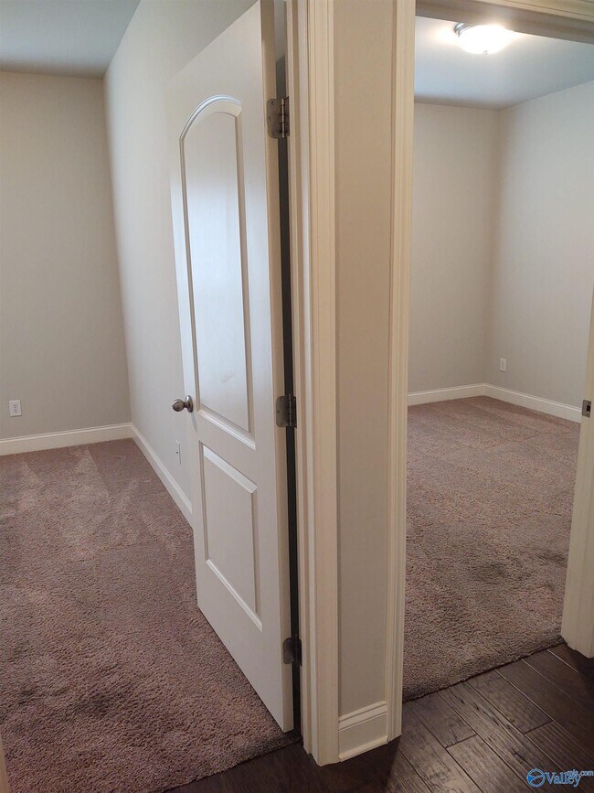 Building Photo - 105 Twin Springs Dr