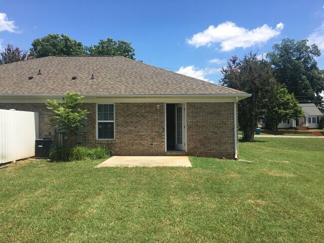 Building Photo - MOVE-IN READY!