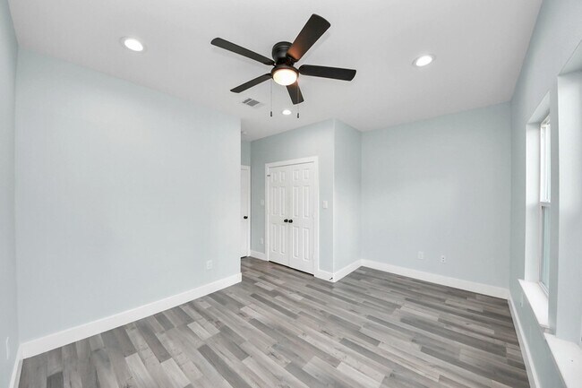 Building Photo - 7502 Sandle St