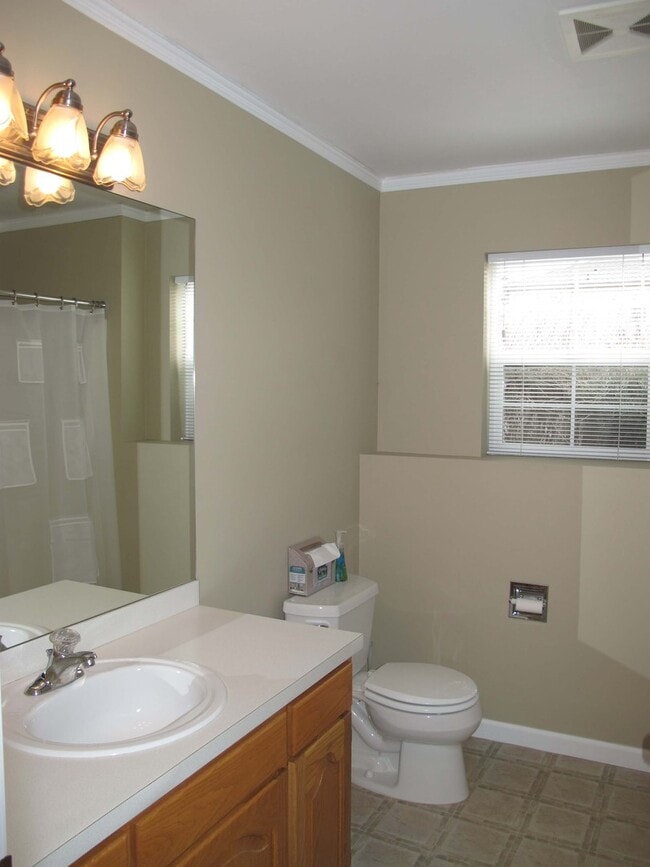Building Photo - ***PENDING APPLICATIONS***4BD/3BA Home wit...