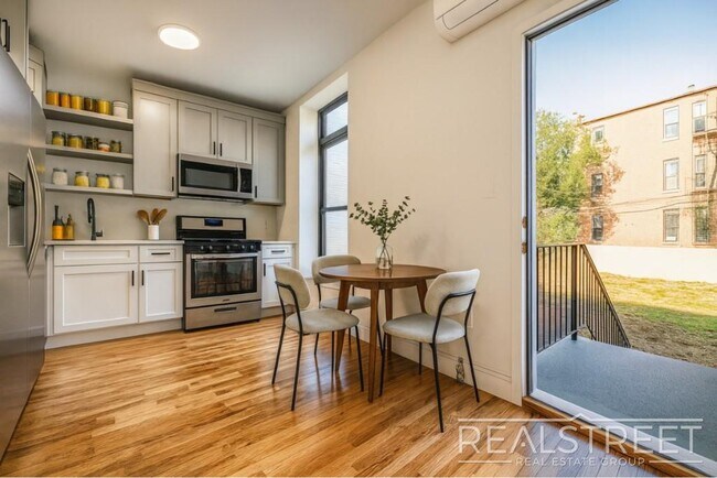 Building Photo - Charming 2 Bed 1.5 Bath Upper Duplex in Bushwick with Garden