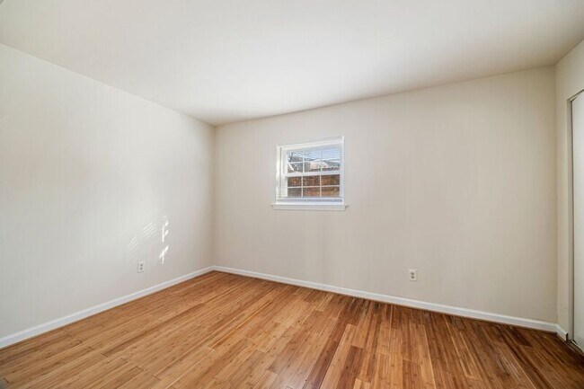 Building Photo - 480 Burgoyne Rd